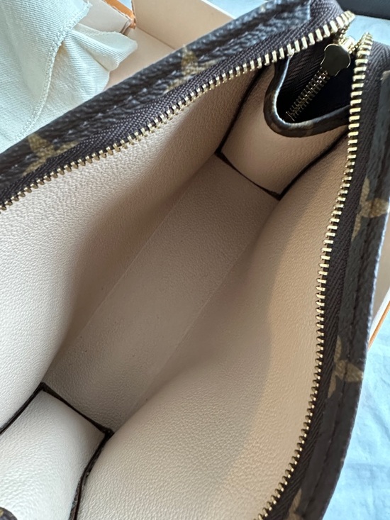 Louis Vuitton Toiletry Pouch 19 - Picture 3 of 8